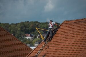 Techniques modernes de réparation de toiture : Innovation et efficacité au service de la durabilité
